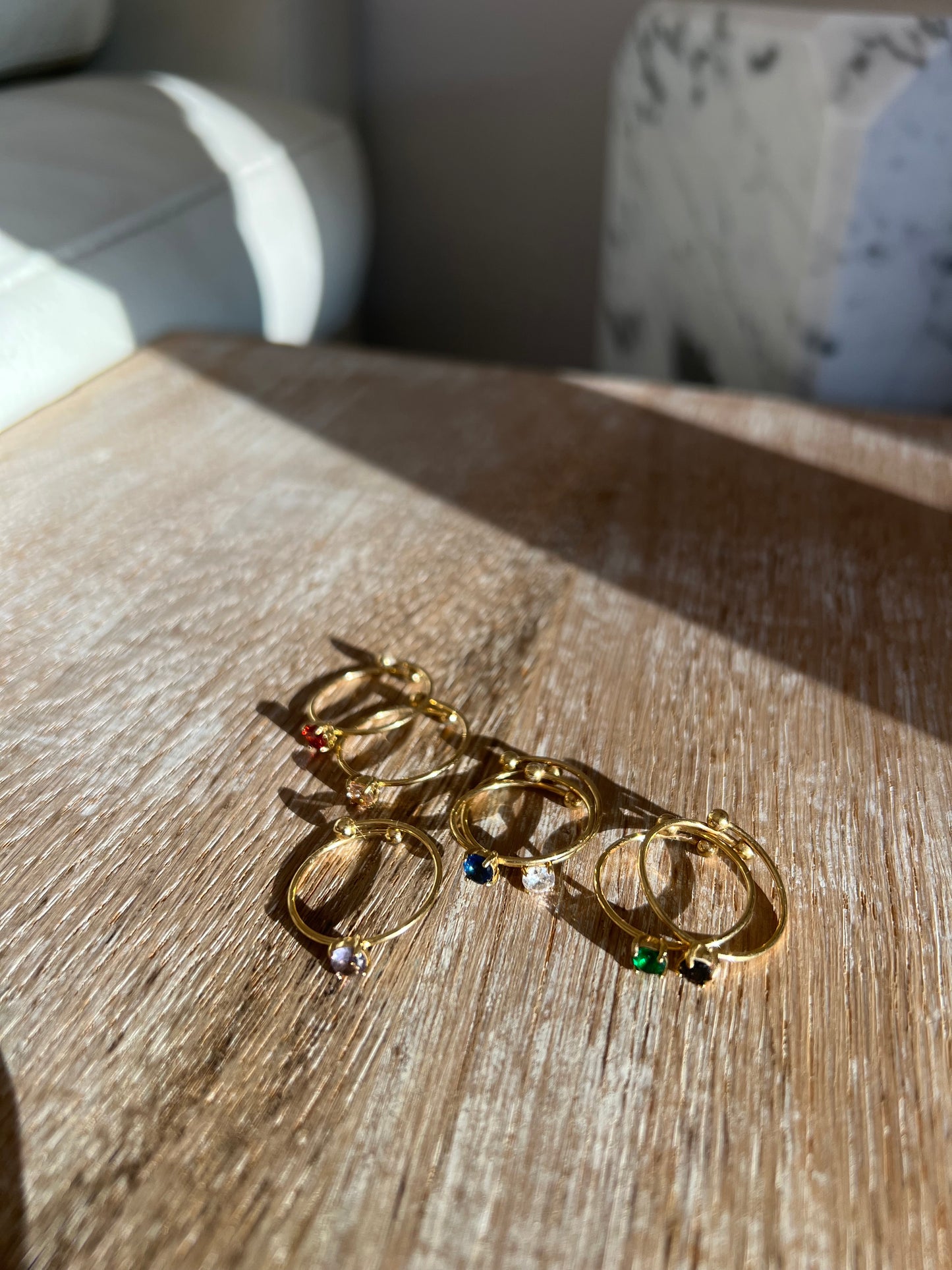 Anillos Pola de acero inoxidable con circonitas de distintos colores.