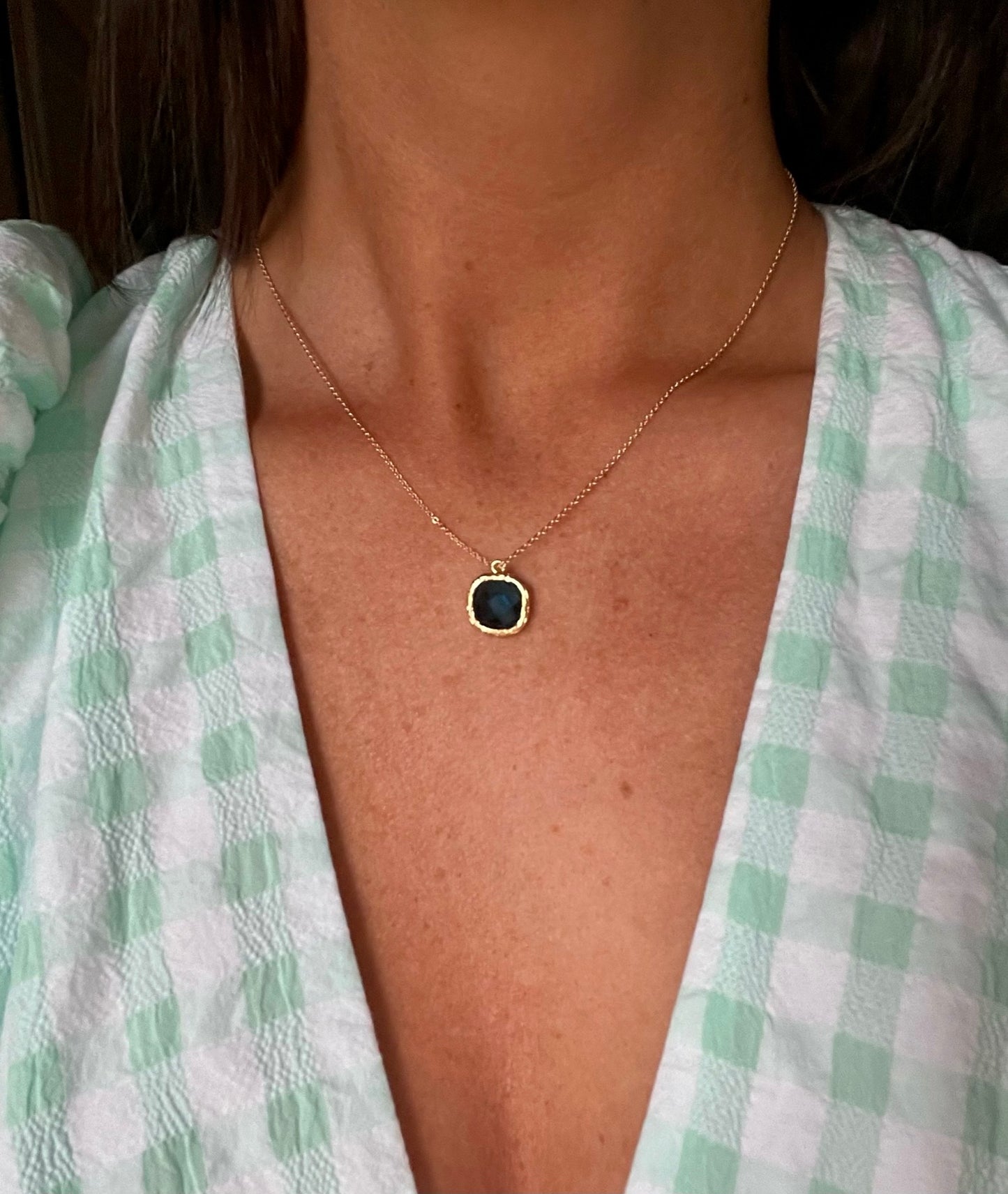 Precioso collar de baño de oro con una circonita azul marino que se llama S'Agaró en honor a la playa de S'Agaró de la Costa Brava