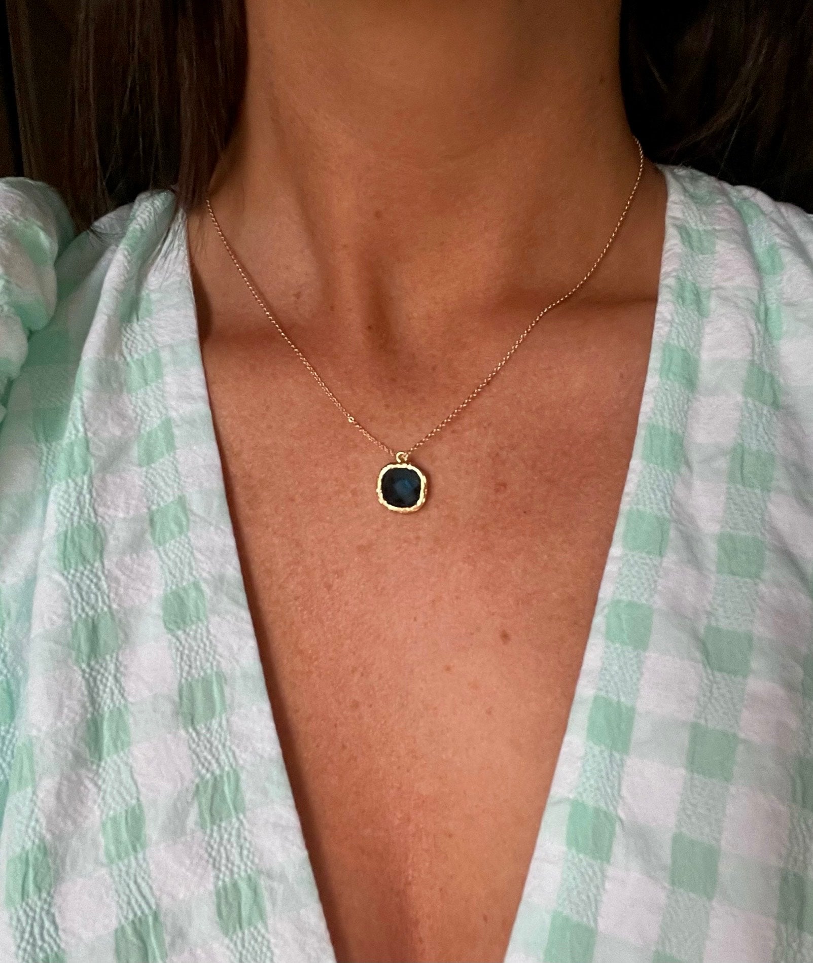 Precioso collar de baño de oro con una circonita azul marino que se llama S'Agaró en honor a la playa de S'Agaró de la Costa Brava