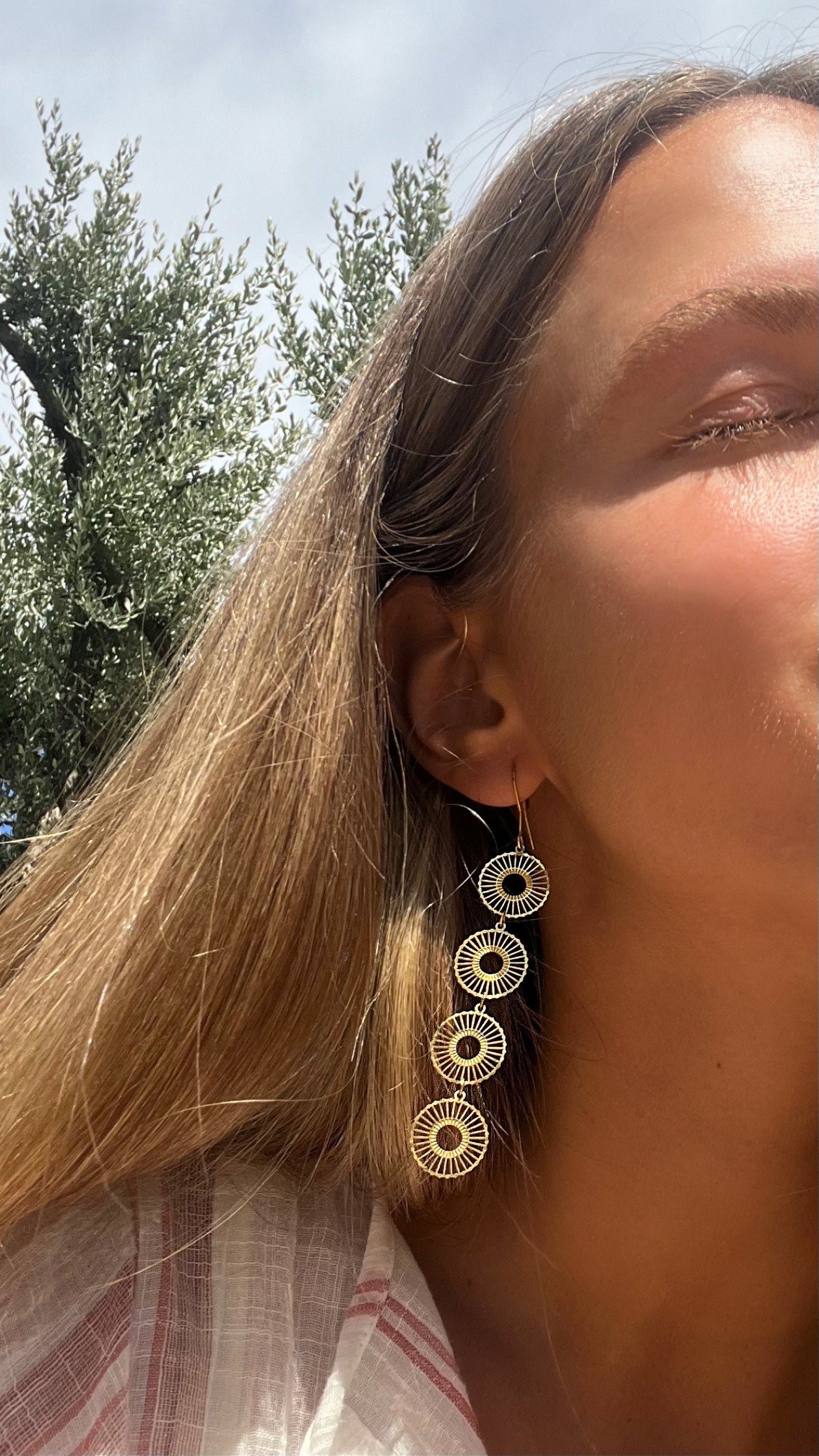 Estos pendientes largos son finos y elegantes, perfectos para usar en cualquier ocasión. Su diseño recuerda a flores o soles, por lo que su nombre alude a la preciosa playa de Roses. ¡Anímate a experimentar con estilo!